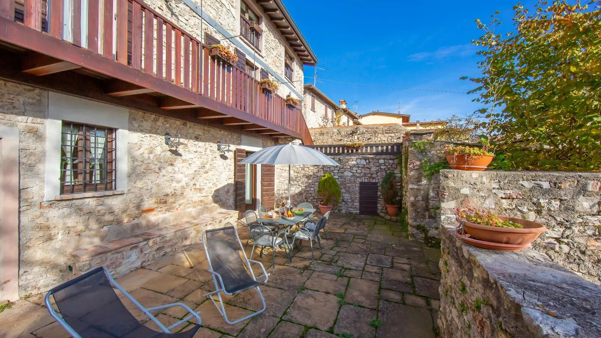 Apartment Liano Iris - Terrace & Parking Place - Happy Rentals Italy