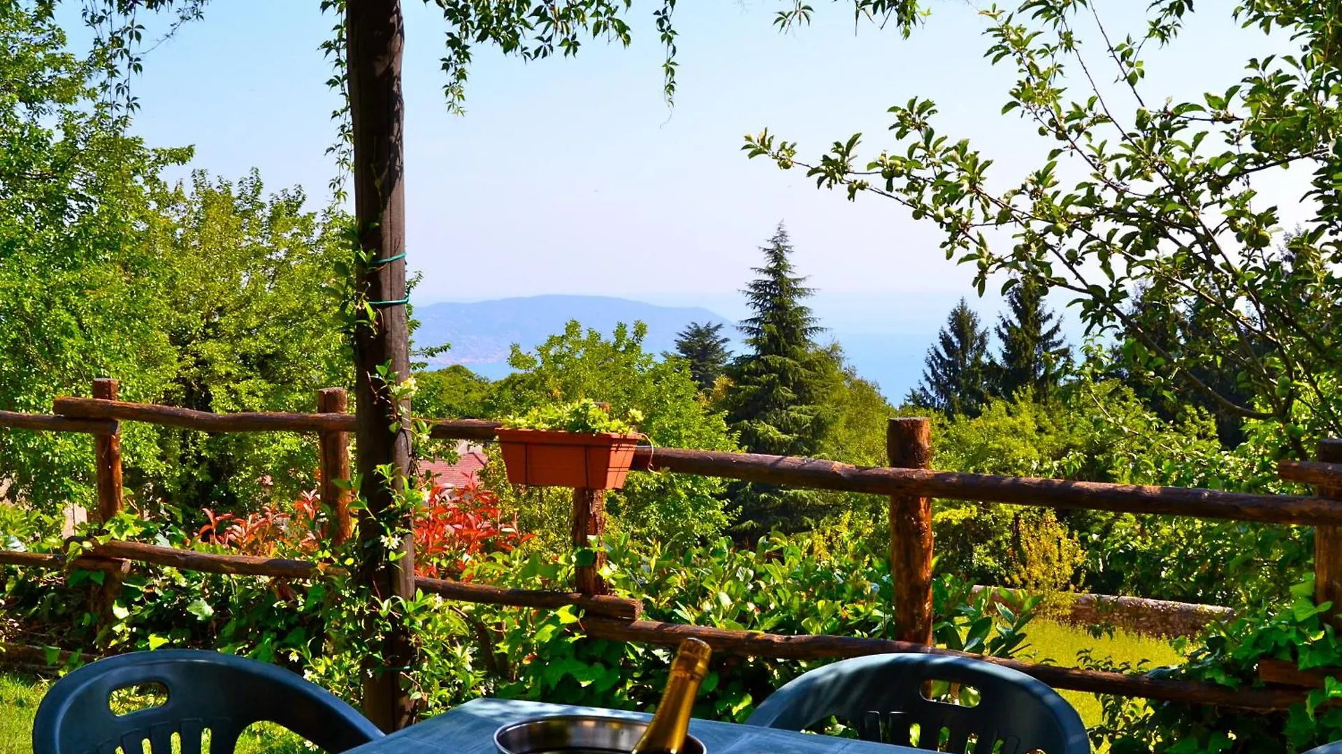 Liano Iris - Terrace & Parking Place - Happy Rentals Italy